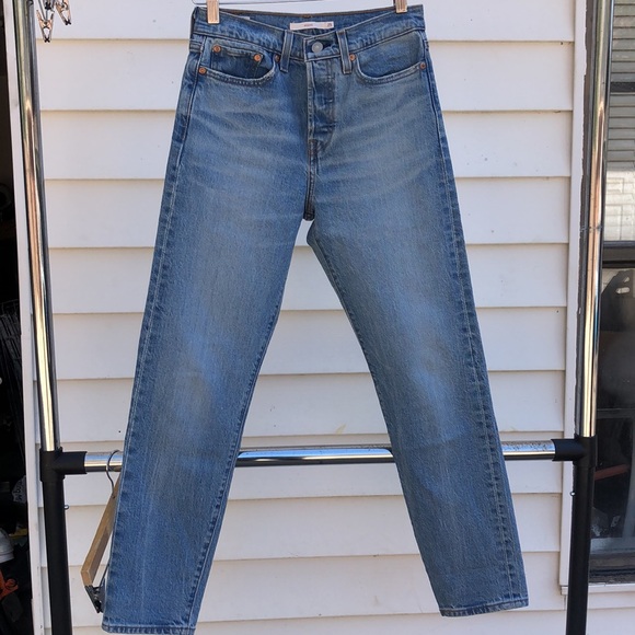 Levi’s jeans. Light wash. Color bright side. Tapered leg style - Picture 4 of 11